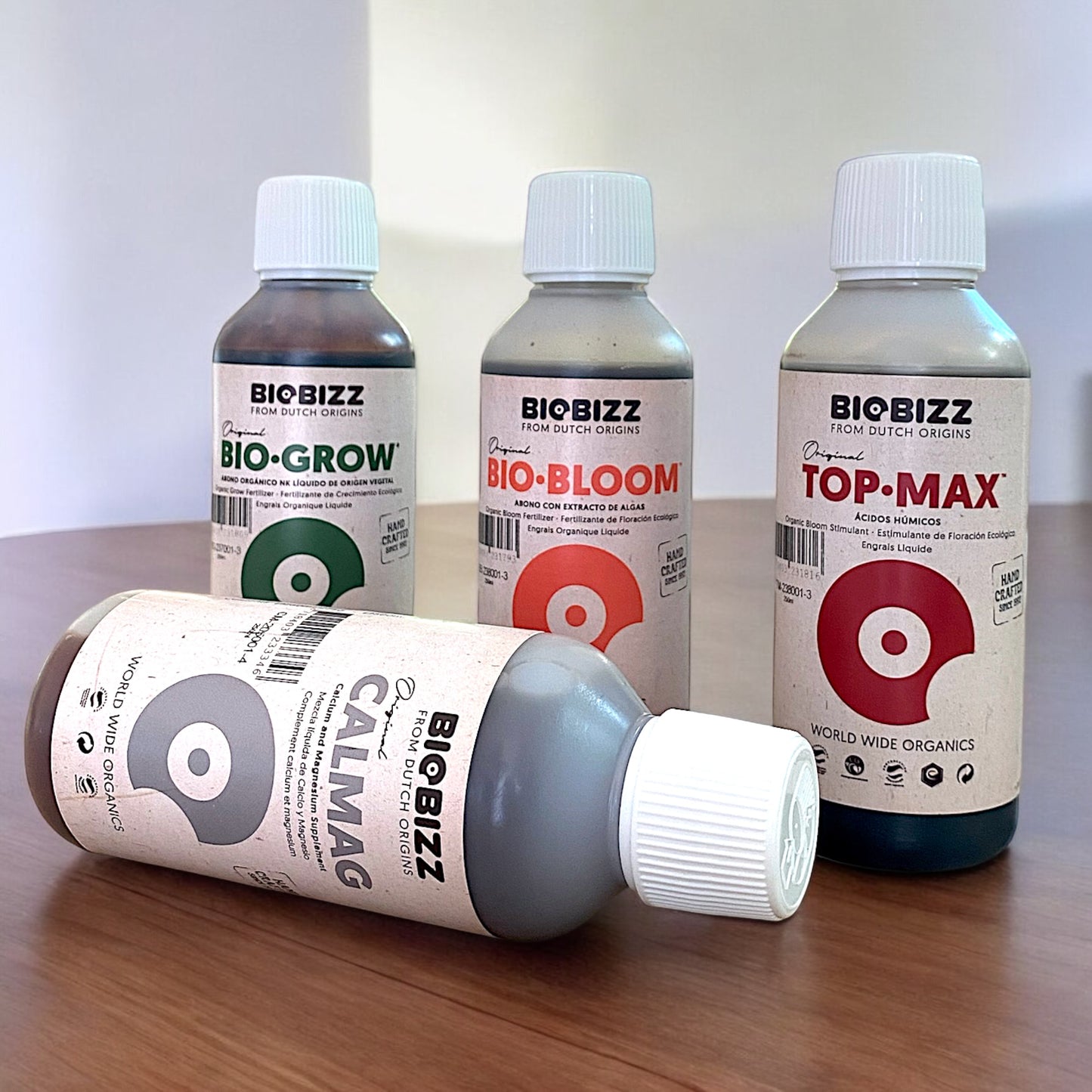 Biobizz Grow Bloom Top-Max und Calmag Flaschen auf Holztisch